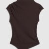 Brun mysig ärmlös draperad topp