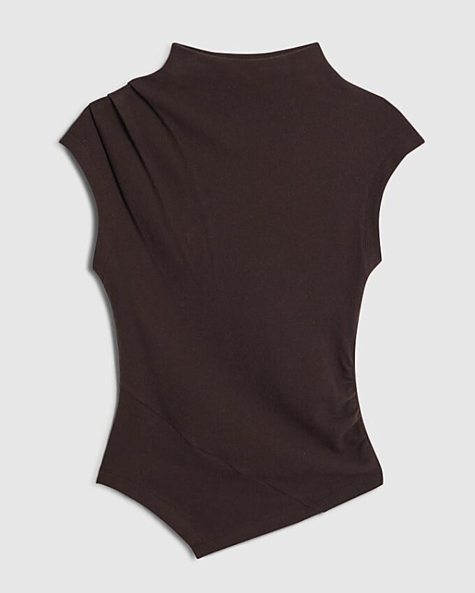 Brun mysig ärmlös draperad topp