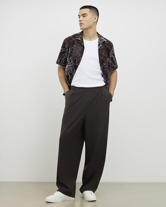 Brun oversized skjorta med blommigt repmönster