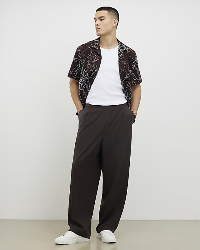 Brun oversized skjorta med blommigt repmönster