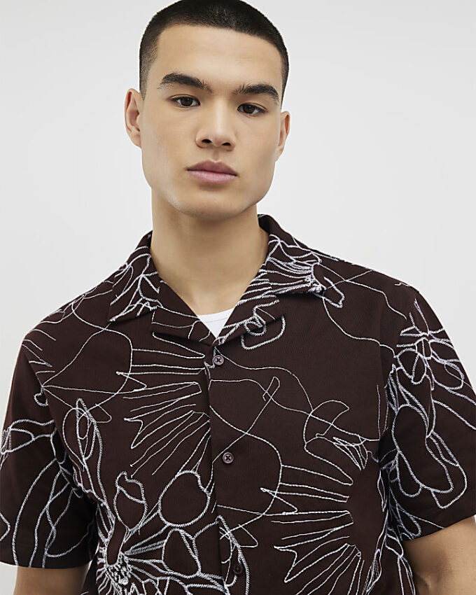 Brun oversized skjorta med blommigt repmönster