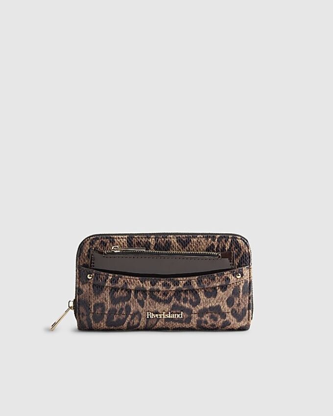 Brun plånbok med leopardmönster på framsidan