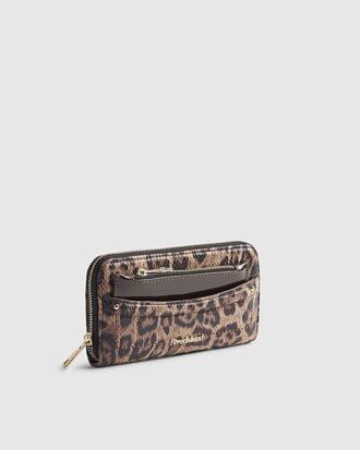 Brun plånbok med leopardmönster på framsidan