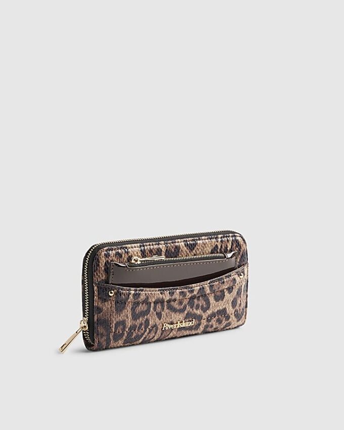 Brun plånbok med leopardmönster på framsidan