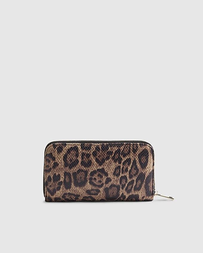 Brun plånbok med leopardmönster på framsidan
