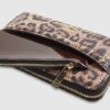 Brun plånbok med leopardmönster på framsidan