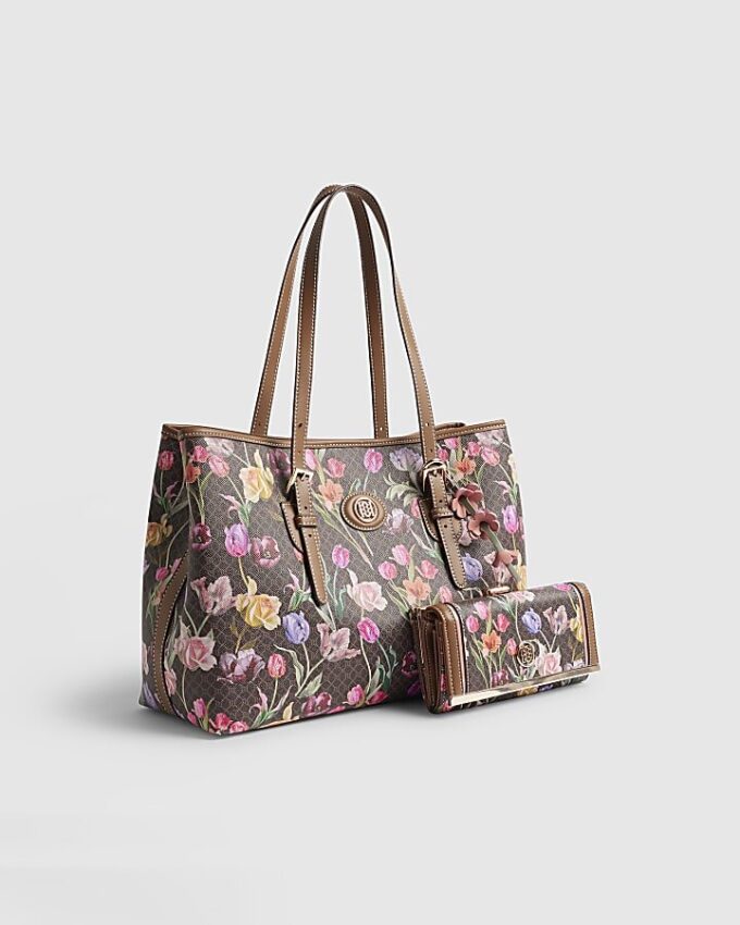 Brun plånbok och shopperväska med blommigt monogram