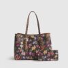 Brun plånbok och shopperväska med blommigt monogram