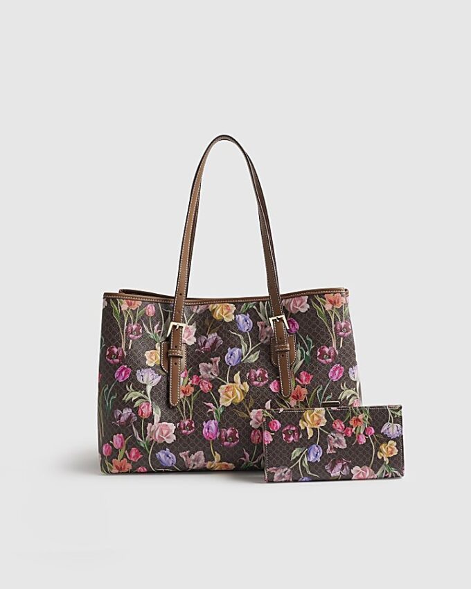 Brun plånbok och shopperväska med blommigt monogram