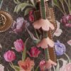 Brun plånbok och shopperväska med blommigt monogram