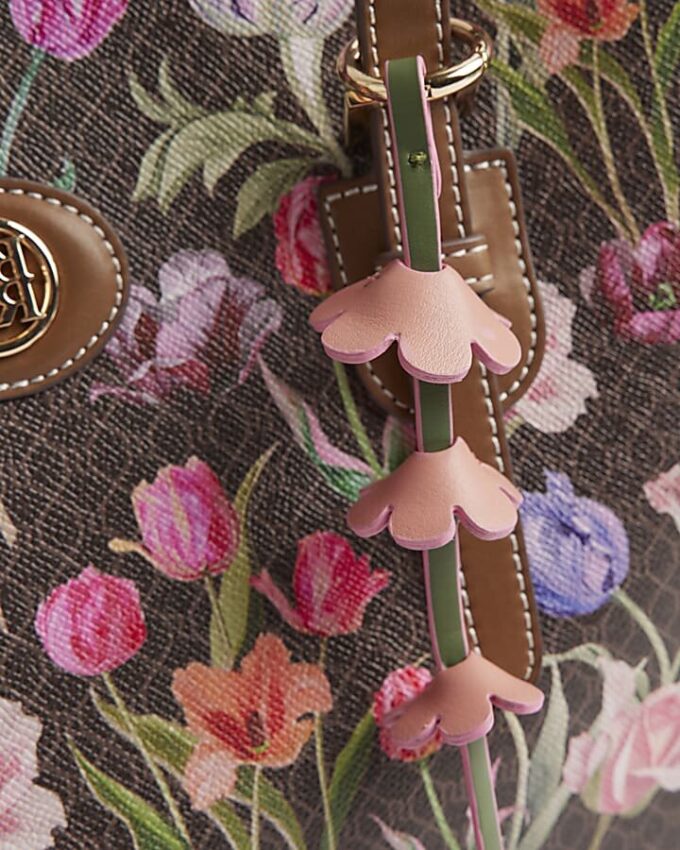 Brun plånbok och shopperväska med blommigt monogram