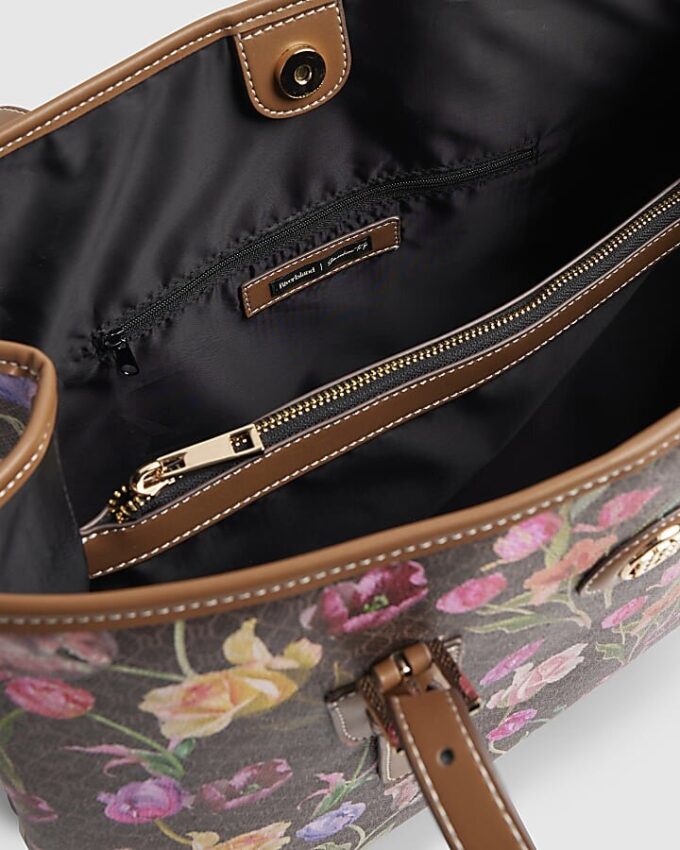 Brun plånbok och shopperväska med blommigt monogram