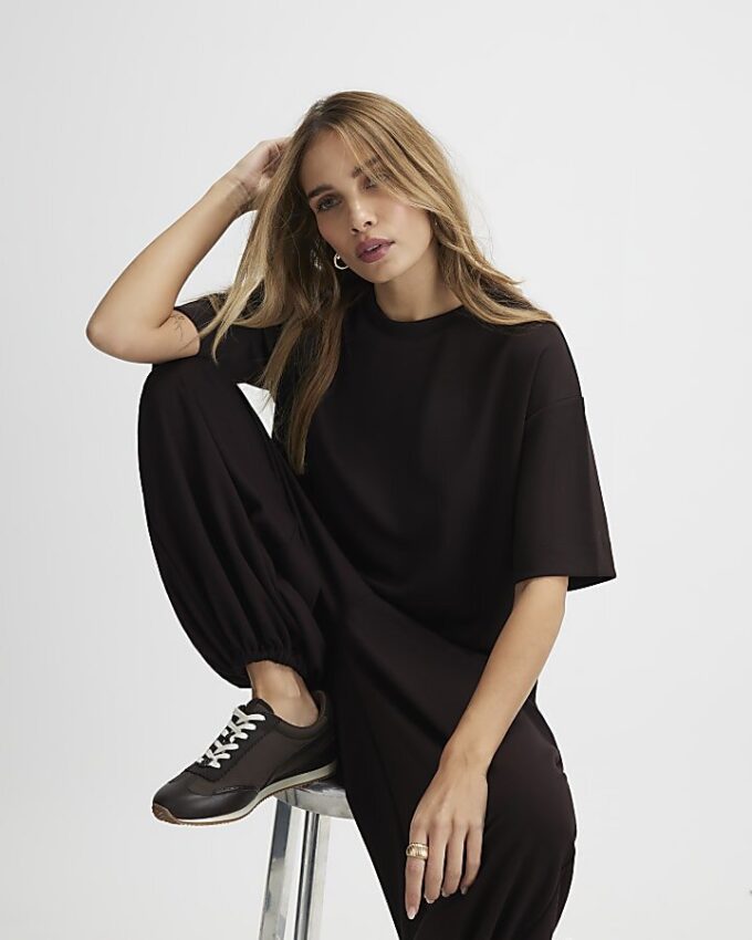 Brun premium-T-shirt med boxig passform