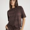 Brun premium-T-shirt med boxig passform och skrynklig effekt