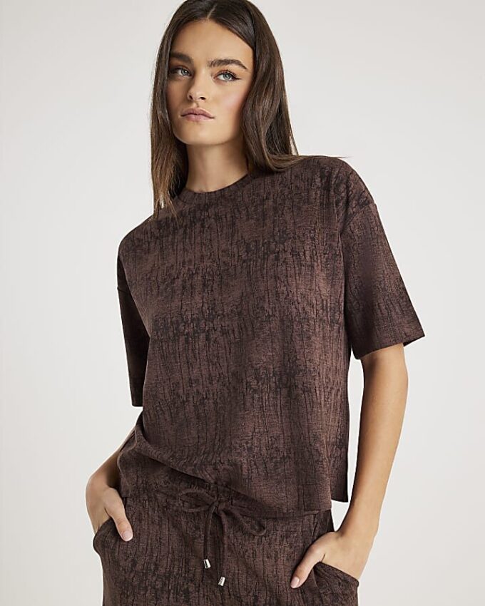 Brun premium-T-shirt med boxig passform och skrynklig effekt
