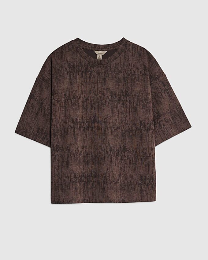 Brun premium-T-shirt med boxig passform och skrynklig effekt