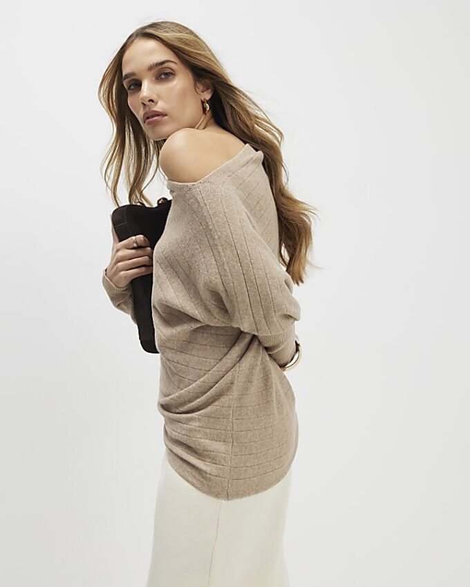Brun ribbad off shoulder-tröja