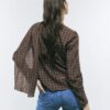 Brun rutig blus med draperad krage