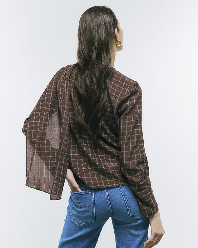 Brun rutig blus med draperad krage