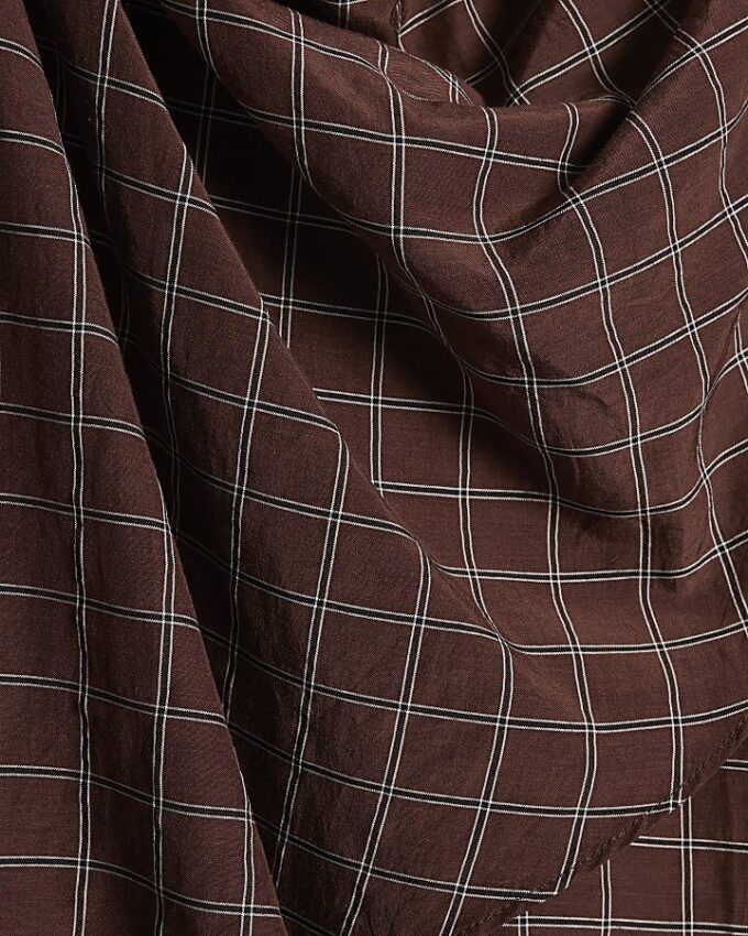 Brun rutig blus med draperad krage