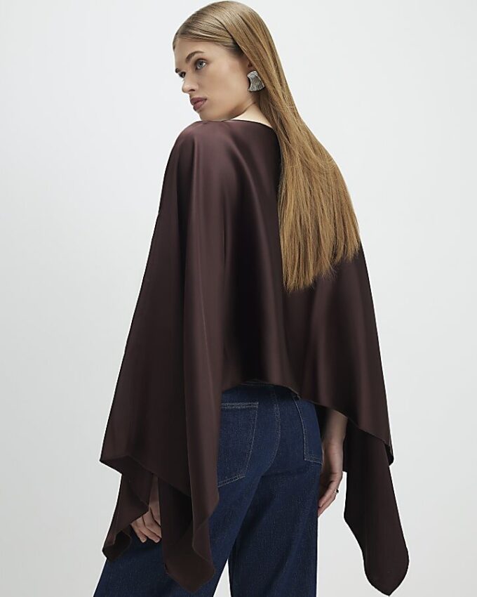 Brun satin cape med vattenfallsdesign