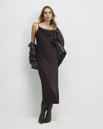 Brun satin midi-klänning med cowl neck och spetsar