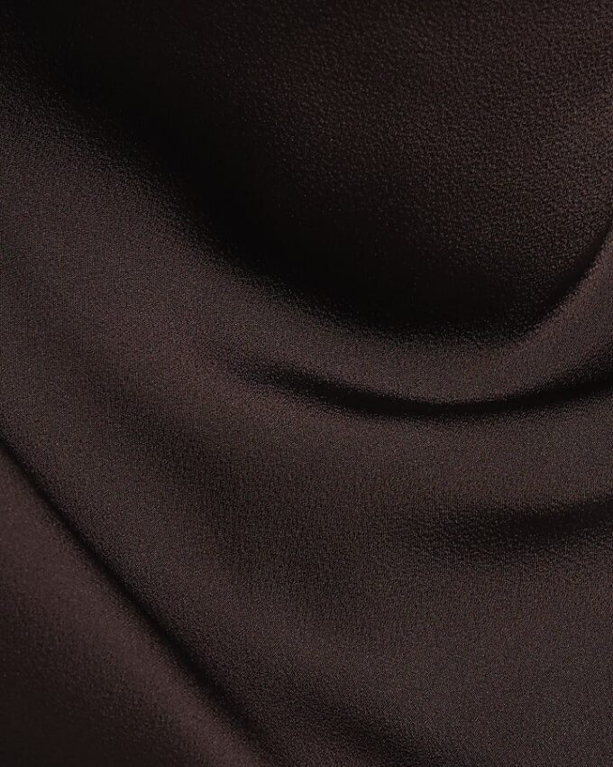 Brun satin midi-klänning med cowl neck och spetsar