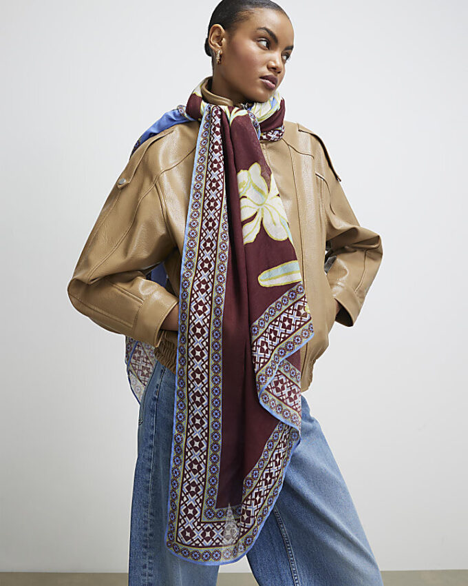 Brun scarf med blommönster