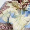 Brun scarf med blommönster
