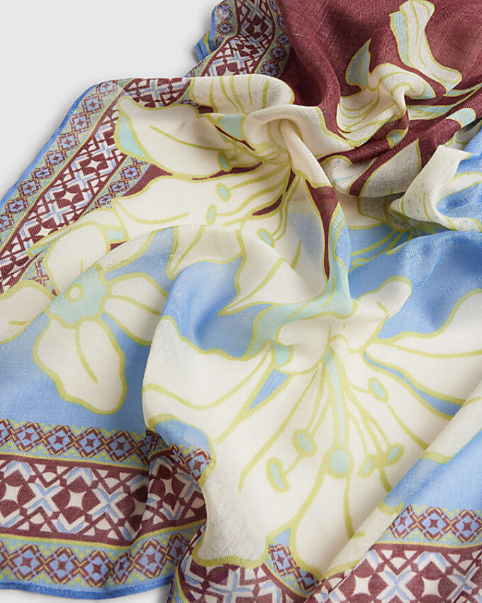 Brun scarf med blommönster