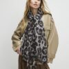 Brun scarf med leopardmönster