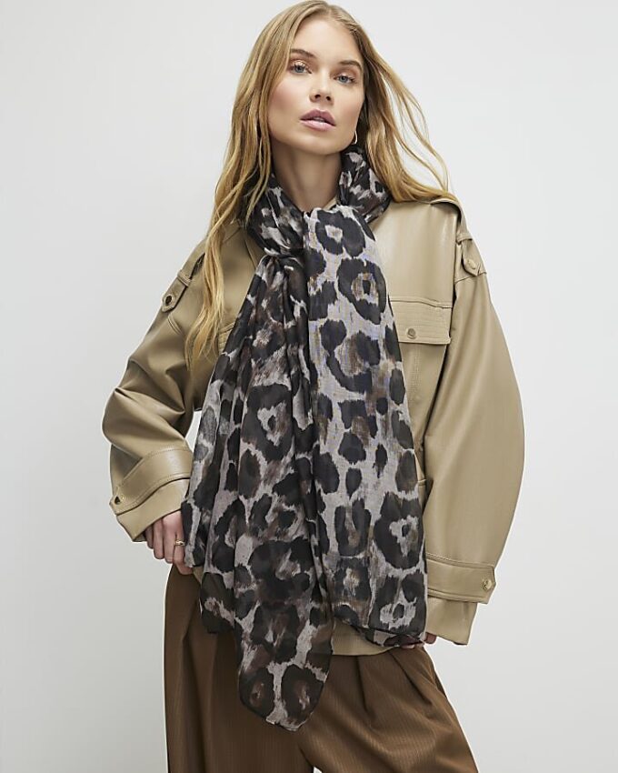 Brun scarf med leopardmönster