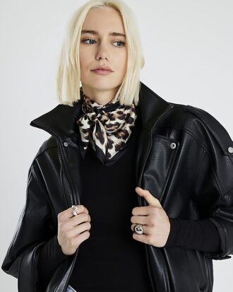 Brun scarf med leopardmönster
