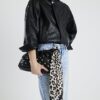 Brun scarf med leopardmönster