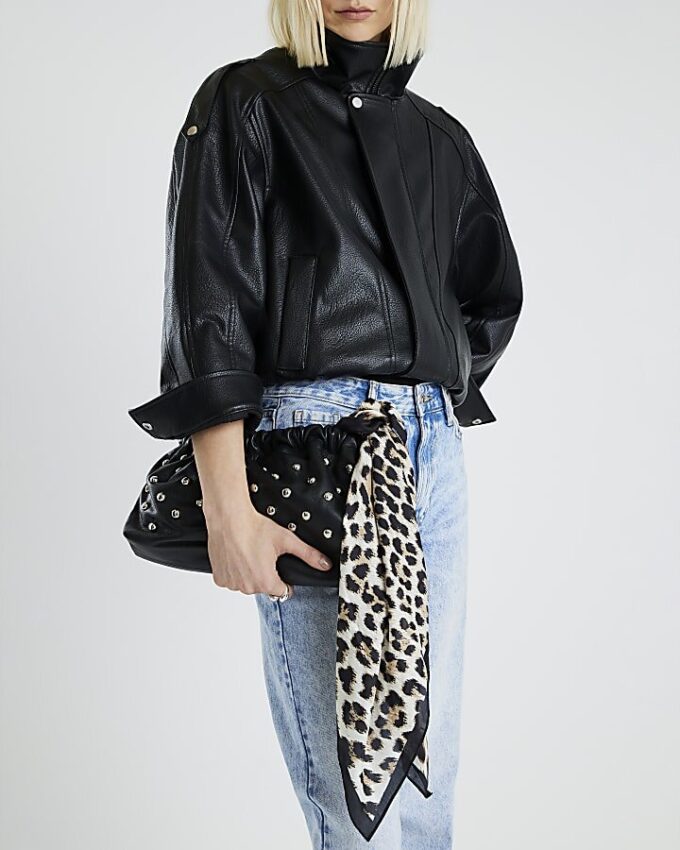 Brun scarf med leopardmönster