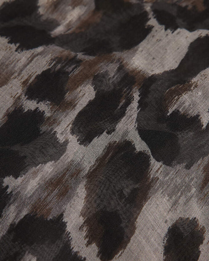 Brun scarf med leopardmönster