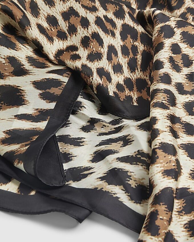 Brun scarf med leopardmönster