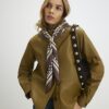 Brun scarf med prickar