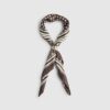 Brun scarf med prickar