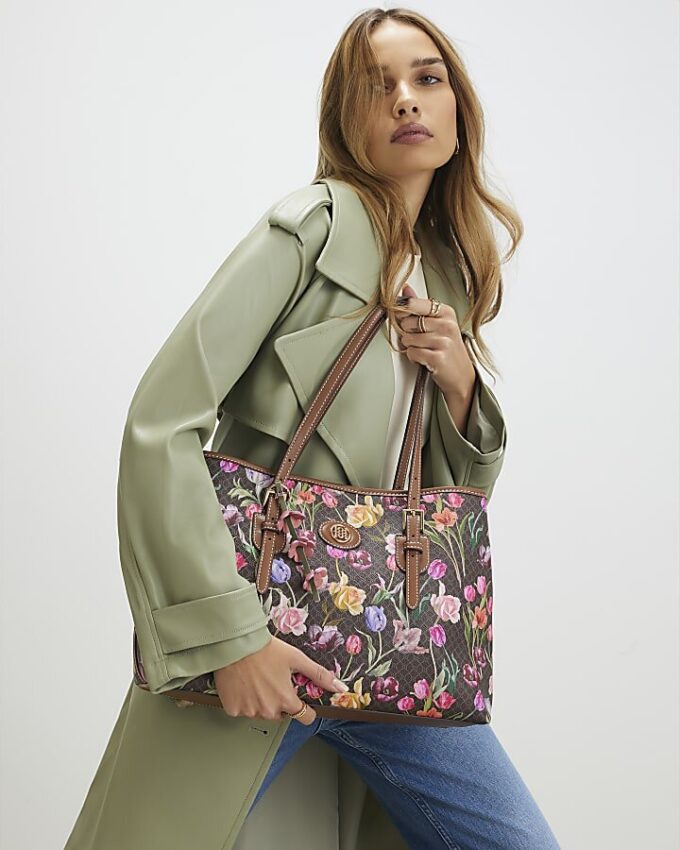 Brun shopperväska med blommigt monogram och spänne