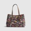 Brun shopperväska med blommigt monogram och spänne