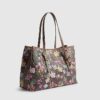 Brun shopperväska med blommigt monogram och spänne