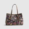 Brun shopperväska med blommigt monogram och spänne