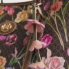 Brun shopperväska med blommigt monogram och spänne