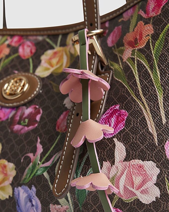 Brun shopperväska med blommigt monogram och spänne