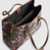 Brun shopperväska med blommigt monogram och spänne