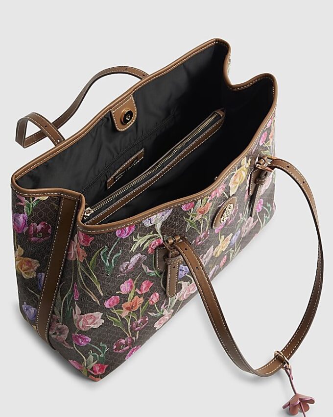 Brun shopperväska med blommigt monogram och spänne