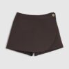 Brun skort med knäppning fram