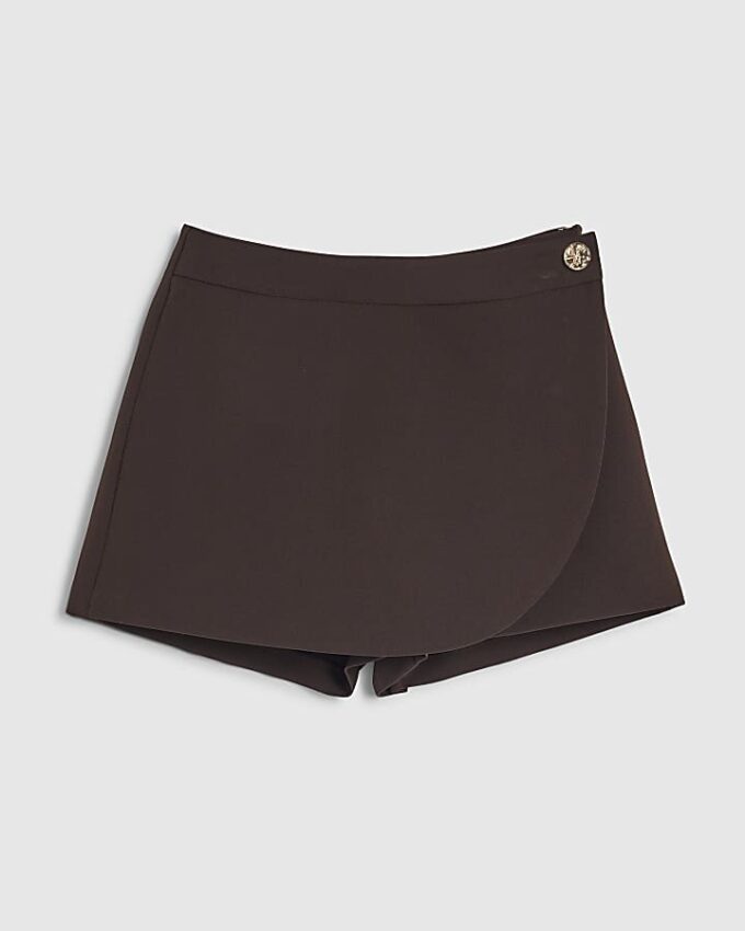 Brun skort med knäppning fram