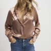 Brun slim fit-skjorta i satin med långa ärmar